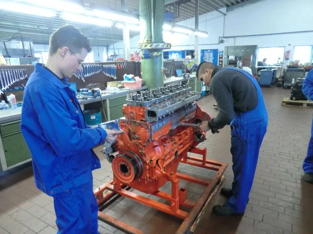 Zwei Techniker montieren einen überholten Industriemotor in der MIW-Werkstatt