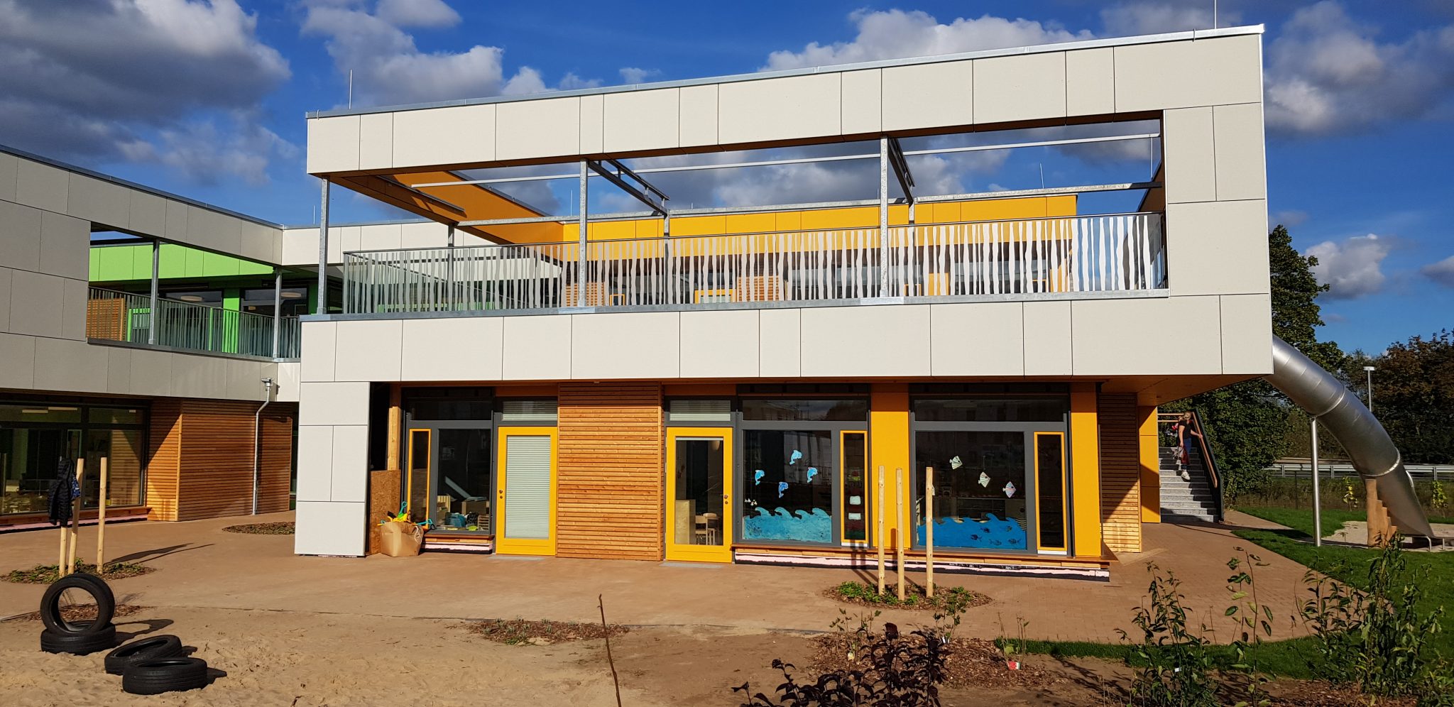 Erweiterungsbau mit Fassade in Holz- und Metallbauweise, ausgeführt von der Zimmerei Frese